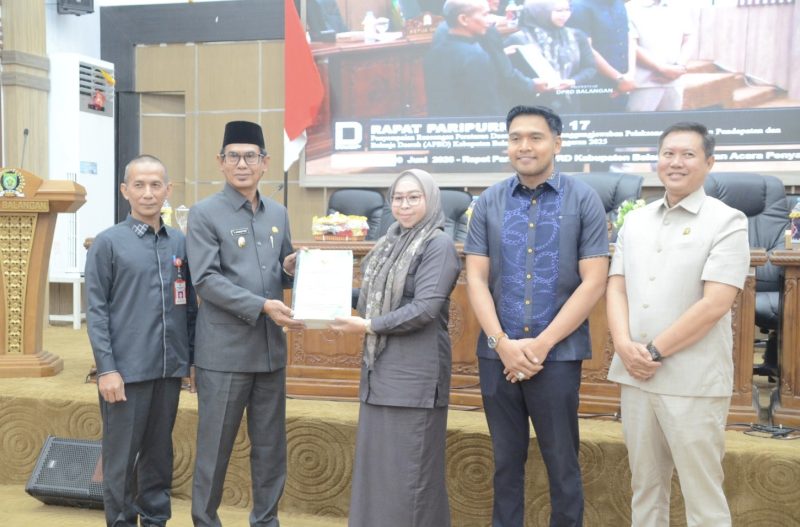Wakil Bupati Balangan, H Akhmad Fauzi menyampaikan Rancangan Peraturan Daerah (Raperda) tentang Pertanggungjawaban Pelaksanaan APBD Tahun Anggaran 2025. (Foto: Istimewa)