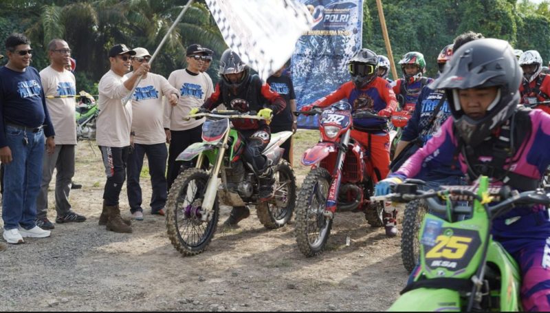 Para rider dari berbagai daerah di Kalsel dan Kalteng  mengikuti event Trabas Explore Pulau Laut 2026 dalam rangkaian peringatan Hari Bhayangkara ke-80 resmi dilepas oleh Wakil Bupati Kotabaru Syairi Mukhlis. (Foto: Istimewa)