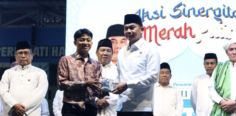 Bupati Tanah Bumbu, Andi Rudi Latif, membuka kegiatan Aksi Sinergitas Merah Putih di Kecamatan Satui. (Foto: Istimewa)
