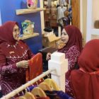 Dewan Kerajinan Nasional Daerah (Dekranasda) Kabupaten Tanah Bumbu (Tanbu) mempromosikan beragam produk unggulan UMKM Bumi Bersujud. (Foto: Istimewa)
