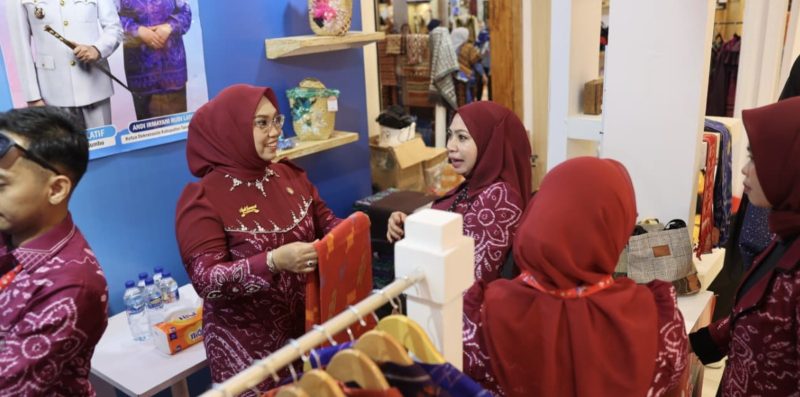 Dewan Kerajinan Nasional Daerah (Dekranasda) Kabupaten Tanah Bumbu (Tanbu) mempromosikan beragam produk unggulan UMKM Bumi Bersujud. (Foto: Istimewa)