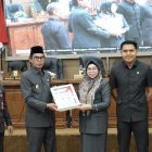 Wakil Bupati Balangan, Akhmad Fauzi menyerahkan dokumen KUA-PPAS kepada DPRD pada rapar paripurna beberapa hari lalu. (Foto: Istimewa)