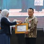 Penghargaan dari Universitas Lambung Mangkurat (ULM) atas dukungan, kerja sama, dan kontribusi Pemerintah Kabupaten Tanah Bumbu. (Foto: Istimewa)