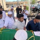 Ketua DPD Partai Golkar Kota Banjarmasin, H Yuni Abdi Nur Sulaiman menggiringi proses pengangkatan jenazah Syarifuddin Ardasa untuk dimakamkan di Taman Makam Muhibbin, Martapura Kabupaten Banjar. (Foto: Istimewa)