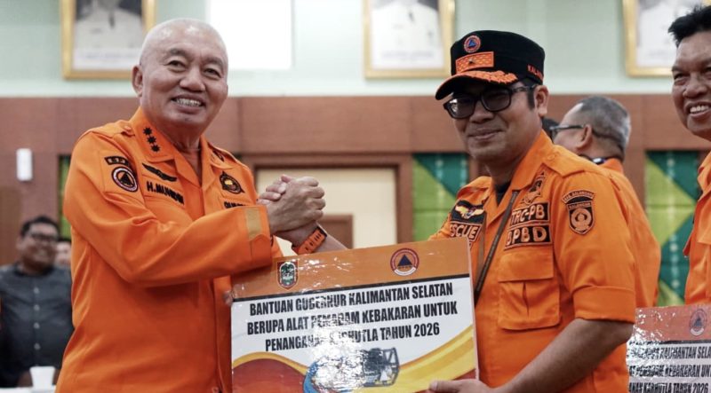 Gubernur Kalimantan Selatan H. Muhidin menyerahlan bantuan peralatan pemadam kebakaran hutan dan lahan (karhutla) dari Gubernur Kalimantan Selatan. (Foto: Istimewa)