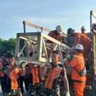 Personel TNI AU dan Tim ERS PLN UPT Balikpapan mengangkat struktur baja Tower Emergency Restoration System (ERS) ke atas truk logistik di Lanud Dhomber. Material darurat ini disiapkan untuk diterbangkan guna mempercepat pemulihan sistem kelistrikan di Sumatra Utara yang terdampak cuaca ekstrem.