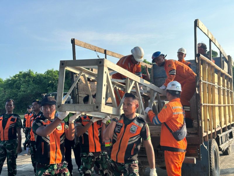 Personel TNI AU dan Tim ERS PLN UPT Balikpapan mengangkat struktur baja Tower Emergency Restoration System (ERS) ke atas truk logistik di Lanud Dhomber. Material darurat ini disiapkan untuk diterbangkan guna mempercepat pemulihan sistem kelistrikan di Sumatra Utara yang terdampak cuaca ekstrem.