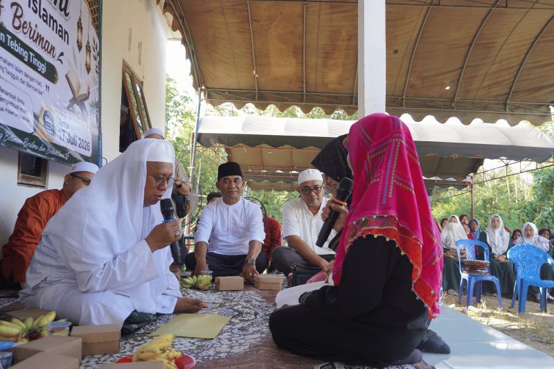 Prosesi pengucapan dua kalimat syahadat tersebut dipandu oleh KH. Achmad Jarni, Pimpinan Pondok Pesantren Darul Falah Batulicin. (Foto: Istimewa)