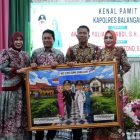 Kenal Pamit Kapolres Balangan bersama Bupati Balangan pada sebuah acara yang berlangsung di Aula Benteng Tundakan, Kantor Bupati Balangan. (Foto: Istimewa)