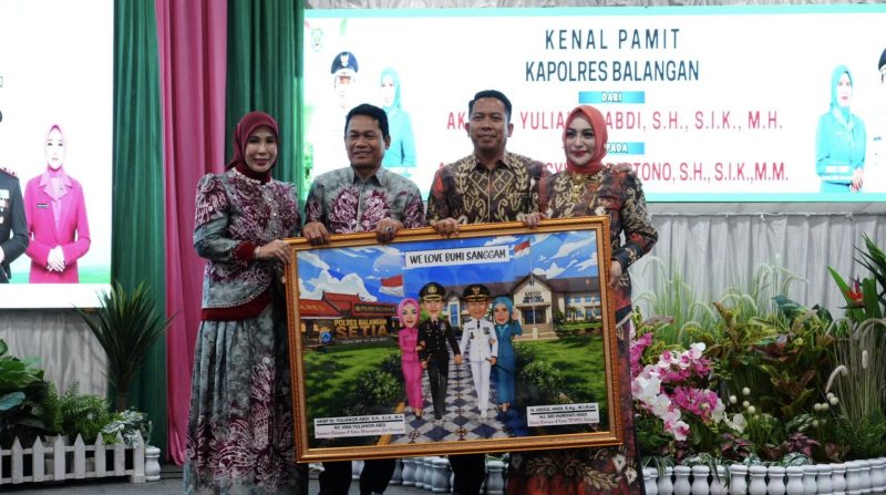 Kenal Pamit Kapolres Balangan bersama Bupati Balangan pada sebuah acara yang berlangsung di Aula Benteng Tundakan, Kantor Bupati Balangan. (Foto: Istimewa)