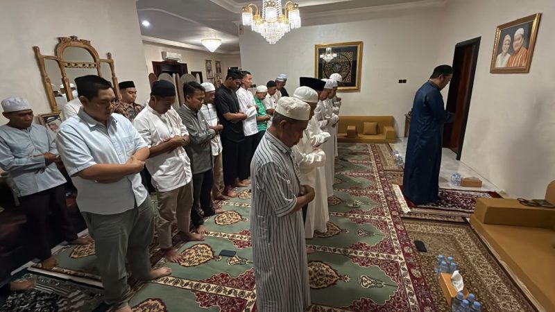 Salat hajat berjemaah yang digelar Owner Barito Putera, Hasnuryadi Sulaiman di Kampung Melayu, Banjarmasin. (Foto: wasaka.id)