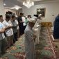 Salat hajat berjemaah yang digelar Owner Barito Putera, Hasnuryadi Sulaiman di Kampung Melayu, Banjarmasin. (Foto: wasaka.id)