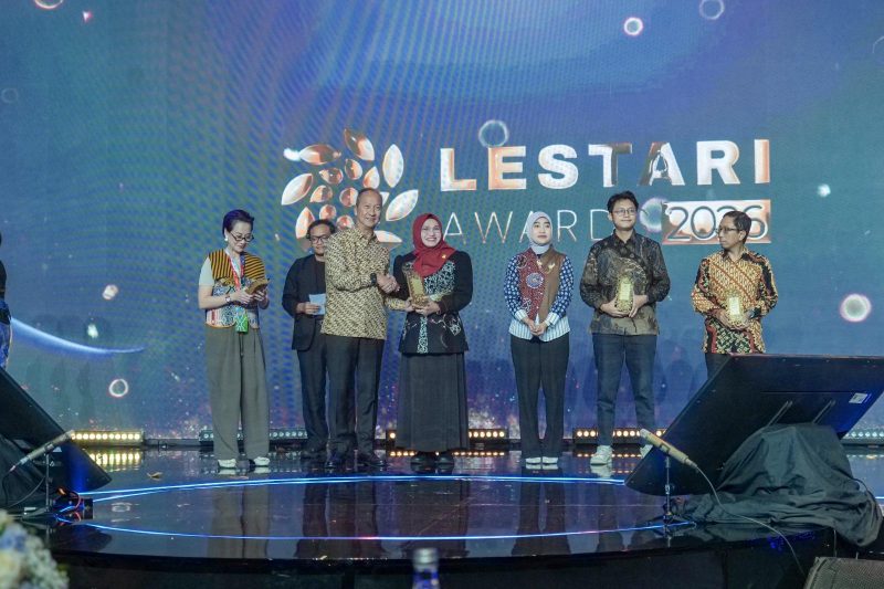 Penyerahan penghargaan kategori Good Health & Wellbeing yang diserahkan langsung oleh Menteri Perindustrian RI, Agus Gumiwang Kartasasmita, kepada PLN UIP3B Kalimantan atas keberhasilan program FREE Day dalam membangun budaya kerja sehat dan produktif.