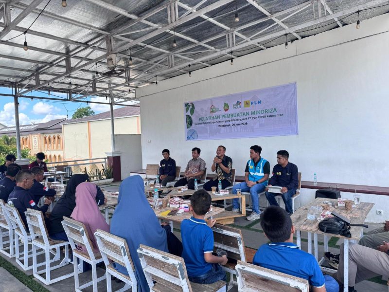 PLN UPT Pontianak menggelar pelatihan pembuatan mikoriza dan kompos untuk para petani di Desa Sendoyan. Wujud nyata komitmen PLN dalam meningkatkan produktivitas dan kesejahteraan masyarakat secara berkelanjutan.