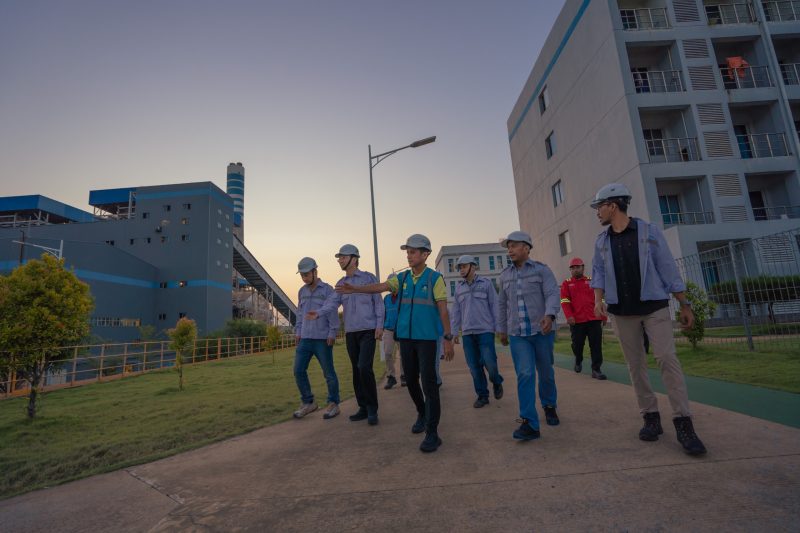 General Manager PLN UIP3B Kalimantan, Riko Ramadhano Budiawan (rompi biru), melakukan inspeksi lapangan di PLTU Kalbar 1 berkapasitas 2 x 100 Megawatt (MW), Kabupaten Bengkayang, Selasa (21/7), sebagai bagian dari kegiatan Care For Asset untuk memastikan kesiapan pembangkit dalam menjaga keandalan Sistem Khatulistiwa.
