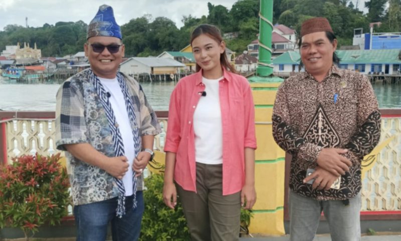 Wakil Ketua DPRD Kotabaru Awaludin (kiri) menilai Keberagaman identitas harus dijaga agar tetap dikenal dan tidak tergerus di tengah perkembangan zaman. (Foto: Istimewa)
