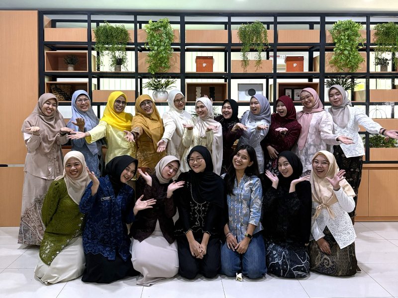 Hari Kebaya Nasional 2026, Srikandi PLN Indonesia Power UBP Barito turut menyemarakkan momentum tersebut dengan mengenakan kebaya. (Foto: Istimewa)