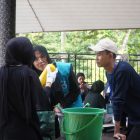 Dari kebiasaan kecil untuk dampak yang besar. Praktik pembuatan kompos organik sebagai wujud nyata edukasi pelestarian lingkungan bersama PLN dan Kebun Raya Balikpapan.