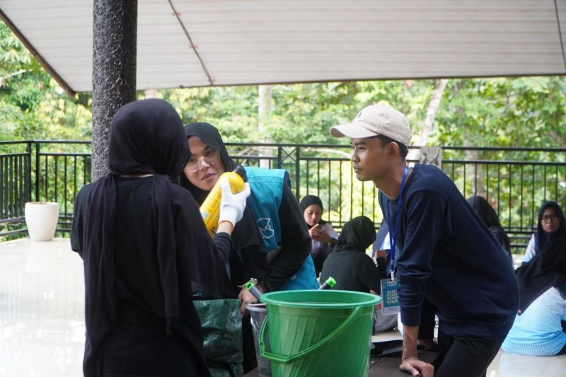 Dari kebiasaan kecil untuk dampak yang besar. Praktik pembuatan kompos organik sebagai wujud nyata edukasi pelestarian lingkungan bersama PLN dan Kebun Raya Balikpapan.