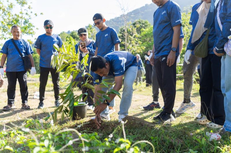 Manager PLN UPT Banjarbaru, Bayu Putra Andrianto saat menanam bibit pohon di kawasan wisata Air Terjun Bajuin melalui Employee Volunteer Program.