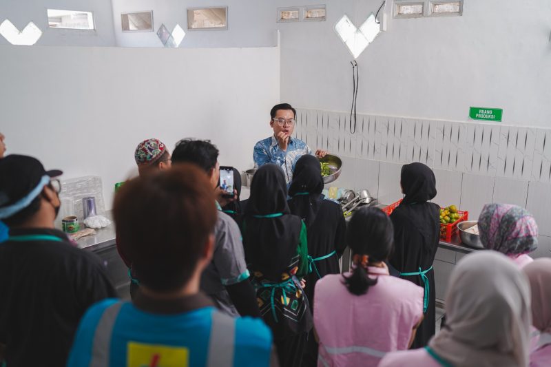 Peserta mengikuti praktik pengembangan produk olahan limau kuit bersama narasumber sebagai bagian dari pelatihan peningkatan kapasitas yang difasilitasi PLN UP2B Kalselteng di Banjarbaru, Kalimantan Selatan, Juli 2026.