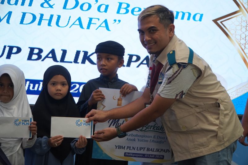 Perwakilan Manajemen PLN UPT Balikpapan yang diwakili Asisten Manager Keuangan dan Umum, Ahmad Naoval Effendie, menyerahkan secara simbolis Bingkisan Muharram kepada anak yatim dhuafa sebagai wujud kepedulian sosial PLN bersama YBM PLN.