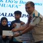 Perwakilan Manajemen PLN UPT Balikpapan yang diwakili Asisten Manager Keuangan dan Umum, Ahmad Naoval Effendie, menyerahkan secara simbolis Bingkisan Muharram kepada anak yatim dhuafa sebagai wujud kepedulian sosial PLN bersama YBM PLN.
