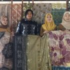 Dinas Koperasi Usaha Mikro Perdagangan dan Perindustrian (Diskumdagri) menggelar Pelatihan Lanjutan Sasirangan Pesisir bagi pengrajin Desa Pulau Burung. (Foto: Istimewa)