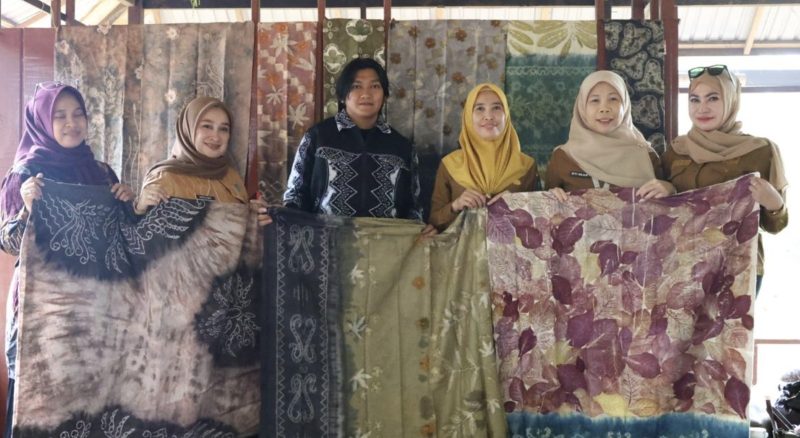 Dinas Koperasi Usaha Mikro Perdagangan dan Perindustrian (Diskumdagri) menggelar Pelatihan Lanjutan Sasirangan Pesisir bagi pengrajin Desa Pulau Burung. (Foto: Istimewa)