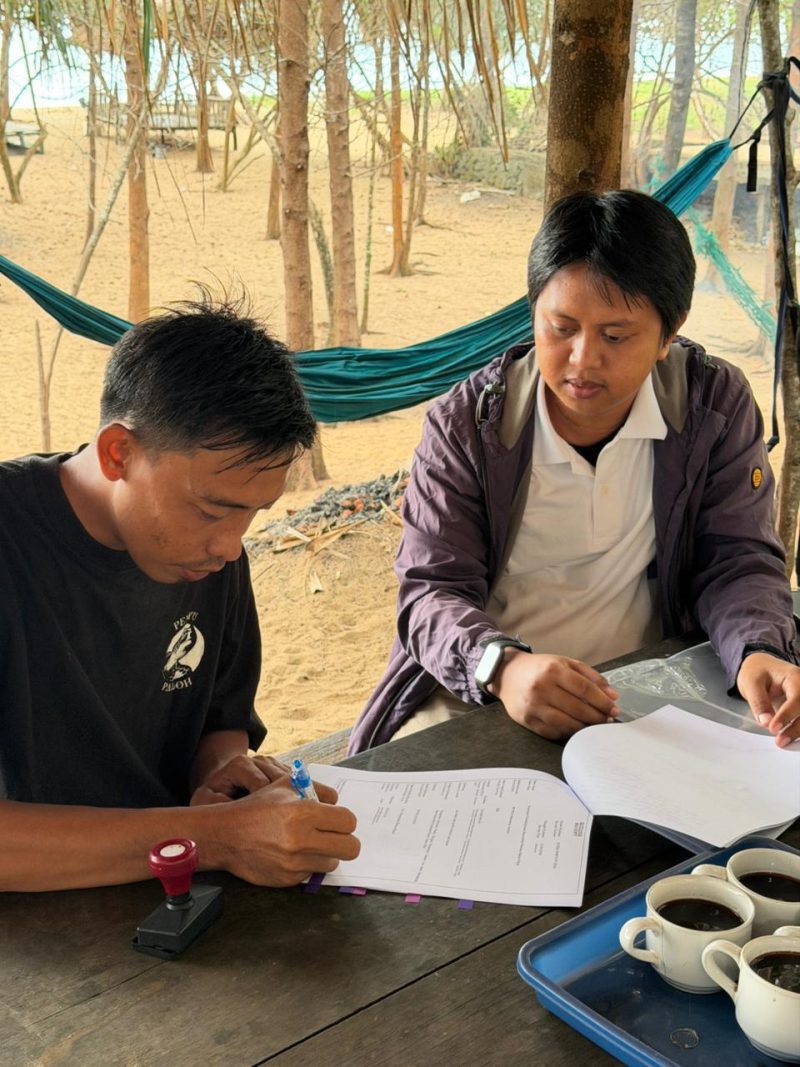 Momen penandatanganan kerja sama antara PLN UP2B Kalbar dan Kelompok Masyarakat Wahana Bahari Paloh untuk program penanaman cemara laut dan pengembangan ekowisata pesisir.