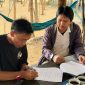 Momen penandatanganan kerja sama antara PLN UP2B Kalbar dan Kelompok Masyarakat Wahana Bahari Paloh untuk program penanaman cemara laut dan pengembangan ekowisata pesisir.