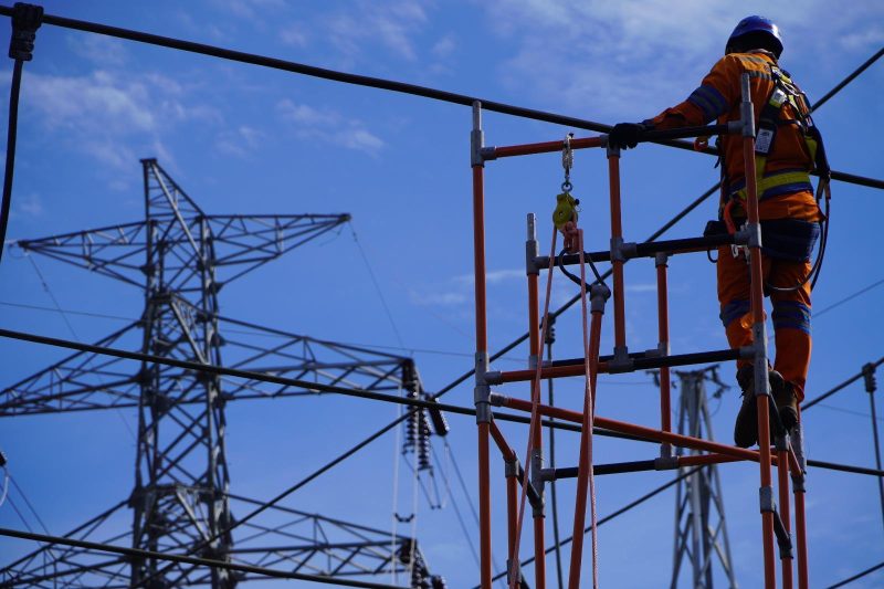 Pemeliharaan jaringan transmisi oleh tim PLN UPT Balikpapan untuk pastikan listrik tetap aman dan stabil bagi masyarakat.