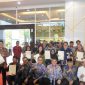Foto bersama penyerahan sertifikat tanah Gardu Induk 150 kV Bukuan oleh Wamen ATR/BPN kepada PLN. Sinergi strategis demi perkuat legalitas dan keandalan sistem kelistrikan.