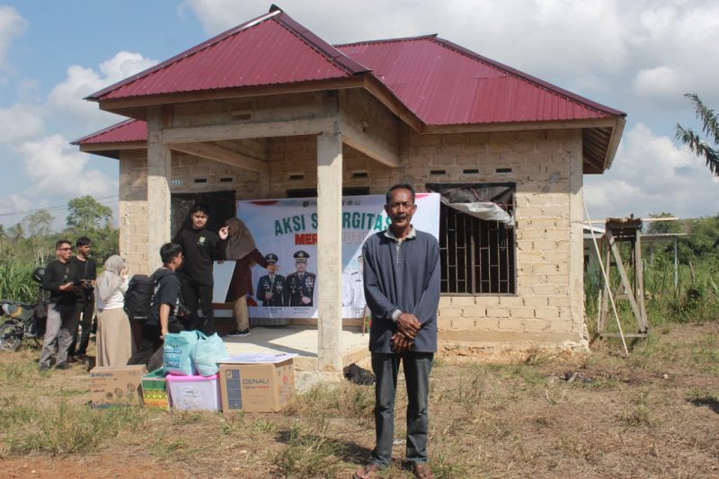 Kali ini, Misran (61), warga RT 06 Desa Kersik Putih, memperoleh rumah layak huni yang dibangun dari nol setelah sebelumnya hidup berpindah-pindah. (Foto: Istimewa)