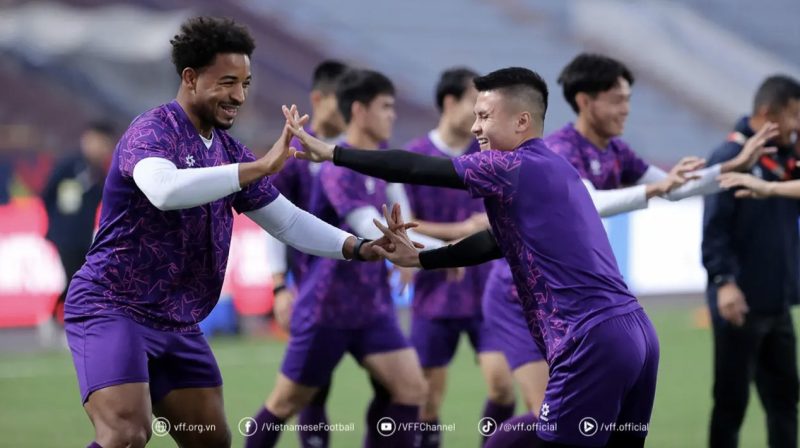 Pemain Timnas Vietnam, Rafaelson dan Nguyen Quang Hai pada sesi Latihan jelang menghadapi Timnas Indonesia di Grup B Piala AFF 2024.(Foto: Istimewa/dok.VFF)