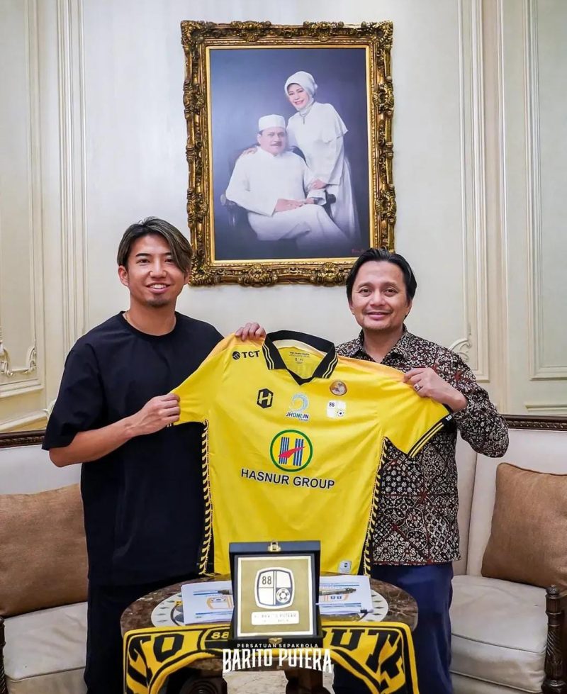 Owner Barito Putera, Hasnuryadi Sulaiman bersama Kodai Ngashima usai menandatangani kontrak pemain di Jakarta. (Foto: Istimewa)