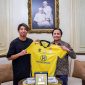 Owner Barito Putera, Hasnuryadi Sulaiman bersama Kodai Ngashima usai menandatangani kontrak pemain di Jakarta. (Foto: Istimewa)