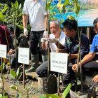 Manager PLN UP2B Kaltimra, Dita Agustiono, bersama para pemangku kepentingan melakukan penanaman mangrove sebagai bagian dari peluncuran program Electrifying Marine di Mangrove Center Graha Indah, Balikpapan, Sabtu (26/7).