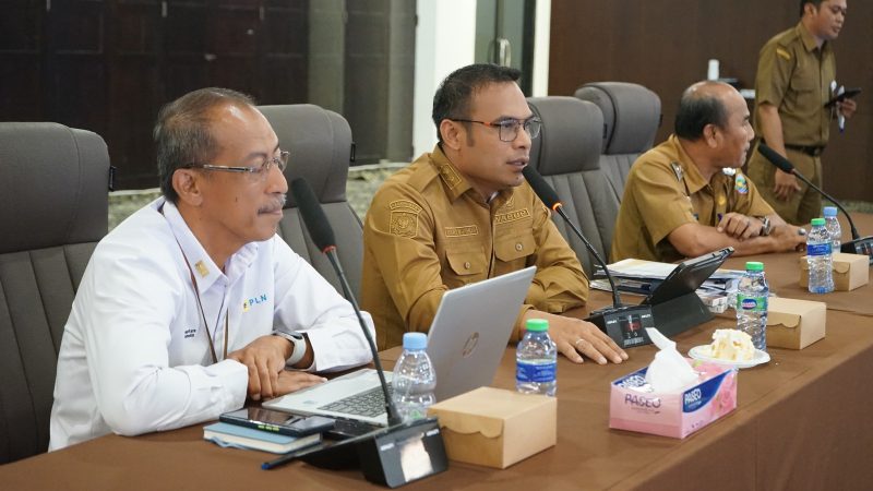 Rapat Koordinasi bersama PT PLN (Persero) Unit Pelaksana Proyek Ketenagalistrikan (UP2K) Kalimantan Selatan terkait Pengembangan dan Pemasangan Jaringan Listrik di Desa Limbur dan Desa Hulu Sampanah. (Foto: Istimewa)