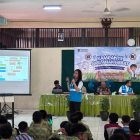 Salah satu srikandi UPT Pontianak, Thalia Angelica Damayanti menyampaikan materi mengenai bahaya bermain layang-layang di sekitar jaringan listrik kepada para siswa SMP Negeri 20 Pontianak melalui Kampanye Aksi Anak Hebat sebagai upaya membangun budaya keselamatan ketenagalistrikan sejak usia dini.