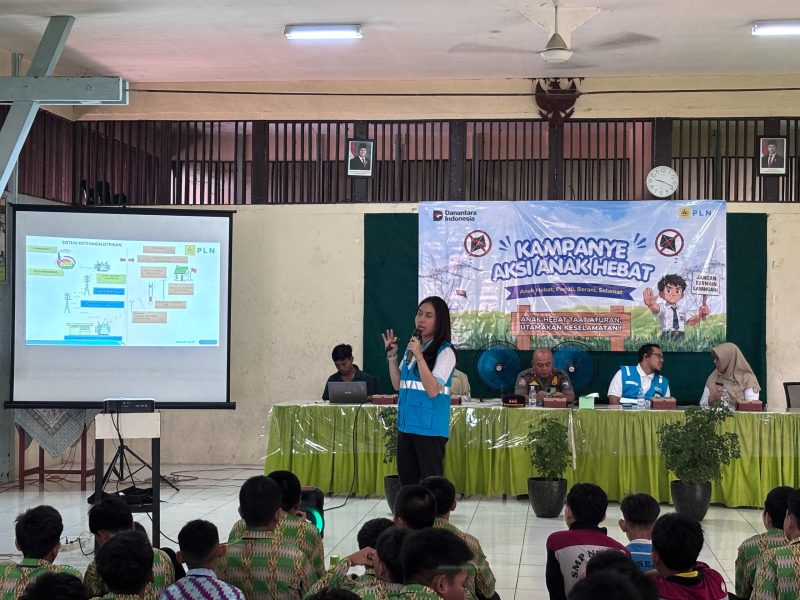 Salah satu srikandi UPT Pontianak, Thalia Angelica Damayanti menyampaikan materi mengenai bahaya bermain layang-layang di sekitar jaringan listrik kepada para siswa SMP Negeri 20 Pontianak melalui Kampanye Aksi Anak Hebat sebagai upaya membangun budaya keselamatan ketenagalistrikan sejak usia dini.