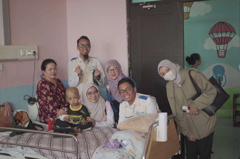 Insan PLN UPT Banjarbaru bersama YBM PLN UPT Banjarbaru dan Yayasan Rumah Kita mengunjungi anak pejuang kanker di RSUD Ulin sebagai bentuk kepedulian dan dukungan moril dalam menyemarakkan Hari Kemerdekaan Indonesia.