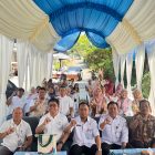 Manager PLN UPT Balikpapan, Jati Pharmadita, bersama perwakilan Pemerintah Kota Balikpapan, Perkumpulan Penyandang Disabilitas Indonesia (PPDI) Kota Balikpapan, dan peserta pelatihan berfoto bersama usai pembukaan Program Peningkatan Produktivitas UMKM Ecoprint bagi Penyandang Disabilitas.