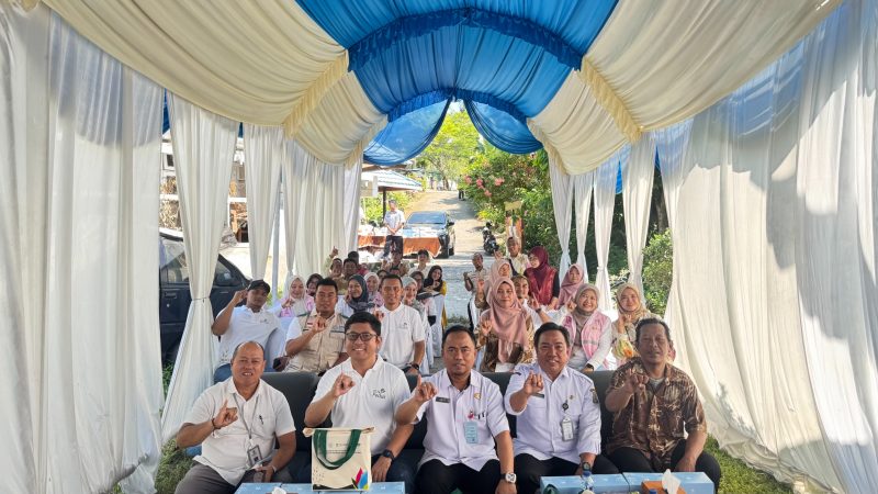 Manager PLN UPT Balikpapan, Jati Pharmadita, bersama perwakilan Pemerintah Kota Balikpapan, Perkumpulan Penyandang Disabilitas Indonesia (PPDI) Kota Balikpapan, dan peserta pelatihan berfoto bersama usai pembukaan Program Peningkatan Produktivitas UMKM Ecoprint bagi Penyandang Disabilitas.