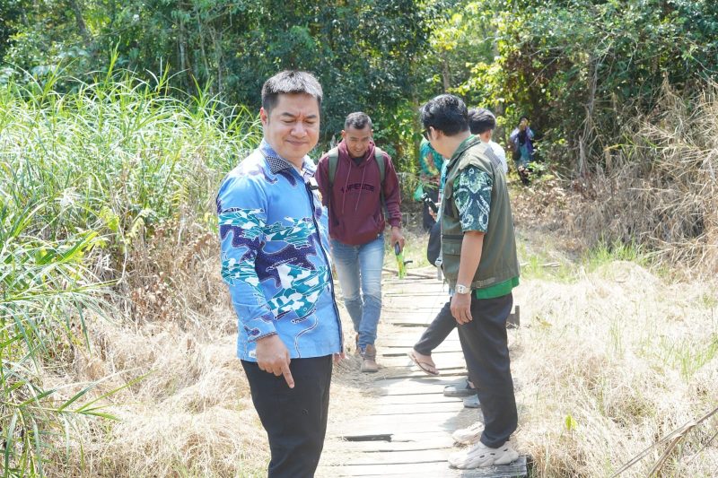 Anggota DPRD Kabupaten Balangan, Fatturahman melihat langsung kondisi jembatan kayu yang sudah rusak dan membahayakan warga yang melintas. (Foto: Istimewa)