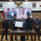 Pendatanganan Rancangan Peraturan Daerah (Raperda) tentang Perubahan Anggaran Pendapatan dan Belanja Daerah (APBD) Tahun Anggaran 2026. (Foto: Istimewa)