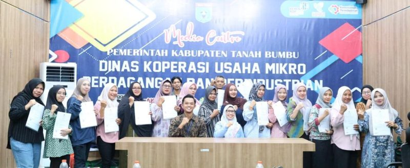 Pelaku Usaha Mikro di Kabupaten Tanah Bumbu saat menerima sertifikat halal. (Foto: Istimewa)