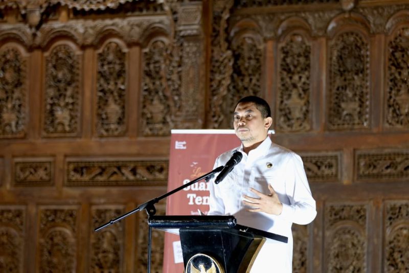 Kehadiran langsung Bupati Andi Rudi Latif pada Launching Buku Antologi “Suara dari Tenggara” menjadi bentuk dukungan Pemerintah Kabupaten Tanah Bumbu terhadap perkembangan literasi dan kreativitas masyarakat. (Foto: Istimewa)