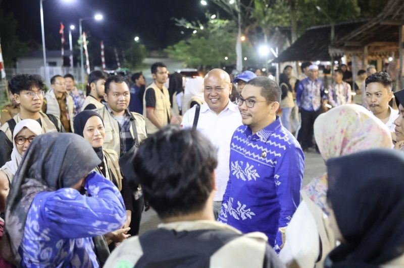 Bupati Tanah Bumbu Andi Rudi Latif menyampaikan apresiasi atas kontribusi mahasiswa ULM dalam program KKN tematik lingkungan hidup. (Foto: Istimewa)