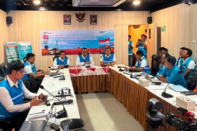Suasana Direktur Utama PLN, Darmawan Prasodjo, saat memimpin rapat koordinasi siaga bencana Flores, Nusa Tenggara Timur, sekaligus melakukan konferensi pers di PLN Unit Pelayanan Pelanggan Flores Bagian Barat, Manggarai Barat, pada Sabtu malam (15/8). Darmawan menyampaikan bahwa PLN melakukan pengamanan secara menyeluruh terhadap sistem kelistrikan nasional guna mendukung seluruh rangkaian peringatan Hari Ulang Tahun (HUT) ke-81 Kemerdekaan Republik Indonesia (RI).